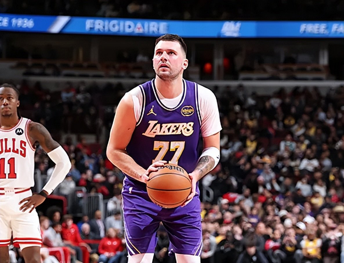 体育视频直播-湖人入正轨!东契奇合理出手盘活全队,各配角攻守齐爆侵略性拉满|马库斯-斯玛特|八村塁|卢卡-东契奇|洛杉矶湖人队|杰克·拉拉维亚_新浪体育_新浪新闻