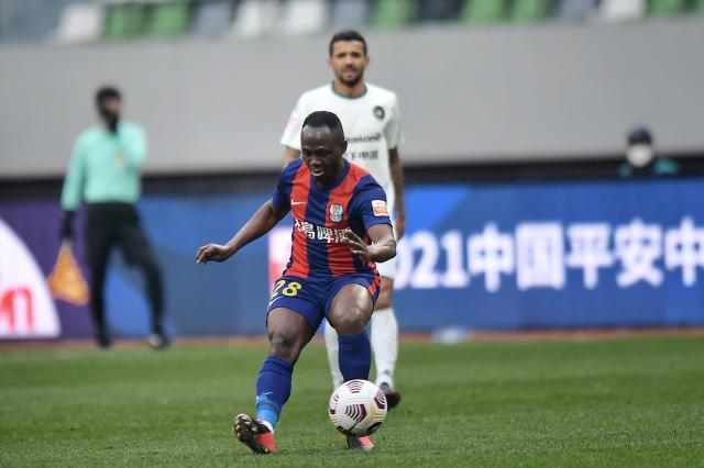 生死战青岛竟让双外援当看客 想保级盼鸭梨救主？