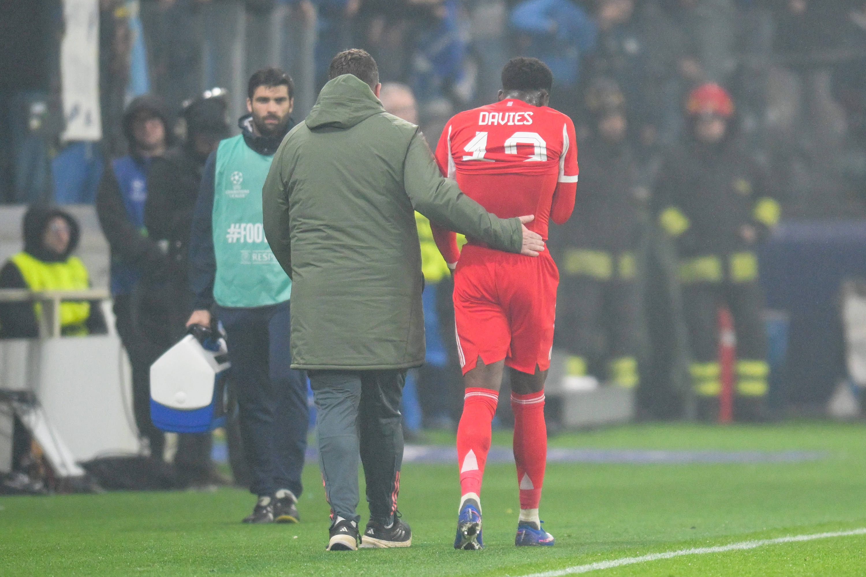 app下载-图片报：乌尔比希缺阵8-10天，戴维斯、穆西亚拉缺阵稍短一些