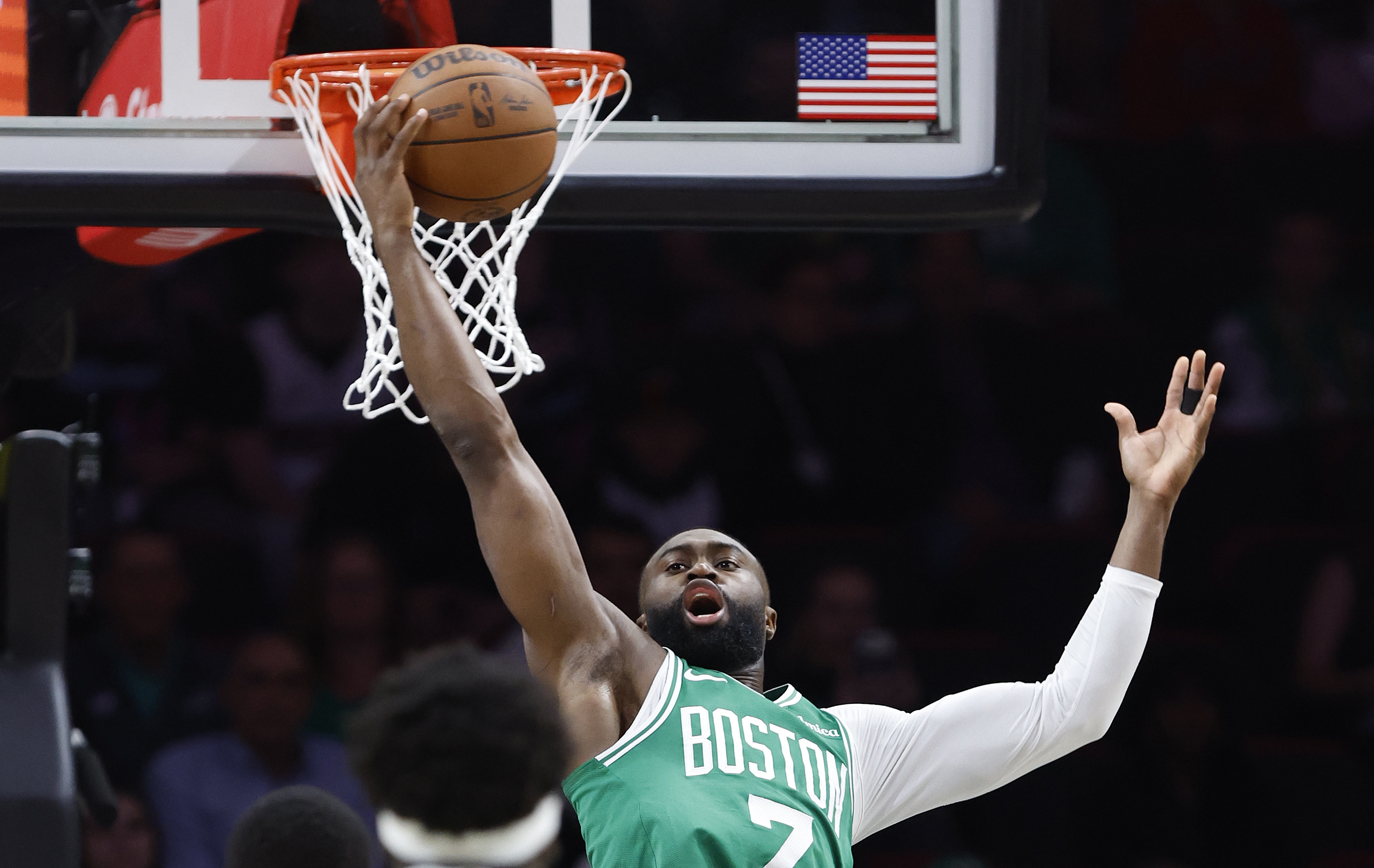 kaiyun 官网-火力全开！杰伦·布朗半场15投7中&amp;三分3中2 拿下17分9板1助1断